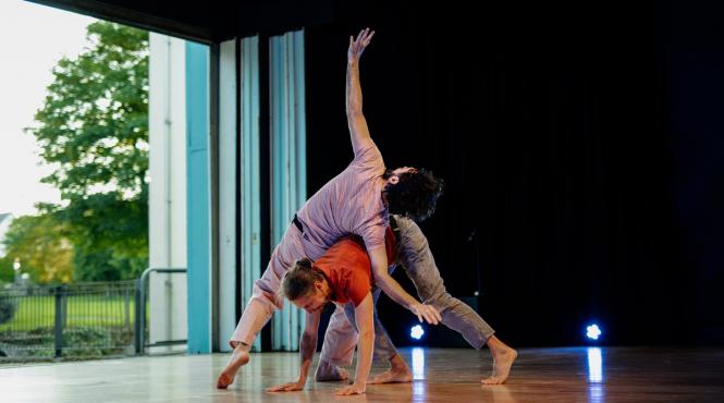 spectacolul all in good time incheie proiectul de cercetare artistica no reason to dance cu un turneu in republica moldova si romania