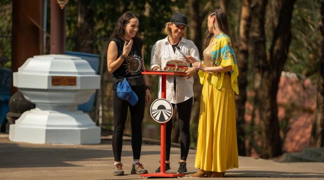 carmen si andreea au luat imunitatea la asia express diseara moment socant in cursa pentru a doua imunitate victor slav si selina s au rasturnat cu bicicleta in lac