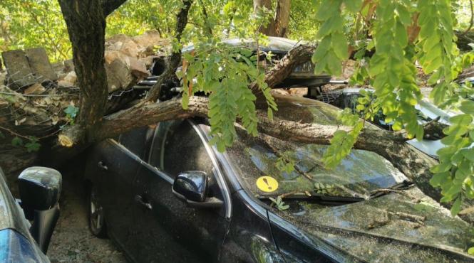 zidul conacului dudesti s a prabusit peste masini in sectorul 3 noua autoturisme avariate