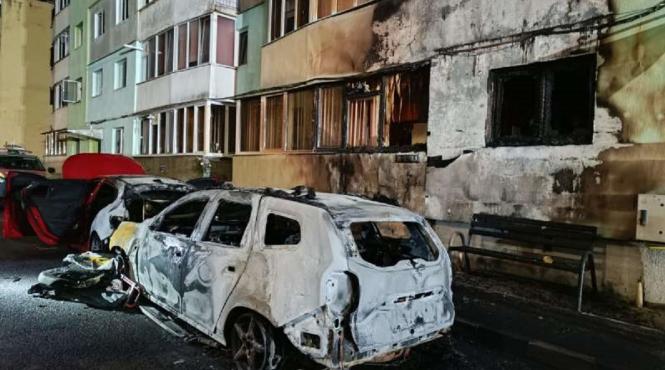trei masini fatada bloc distruse incendiu foc autoturism