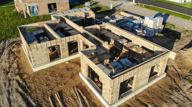 casa la rosu sau locuinta la cheie cum sa faci alegerea potrivita