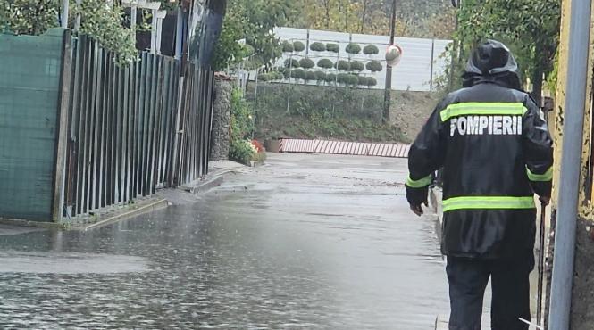 mii romani evacuati locuinte furtuni romania