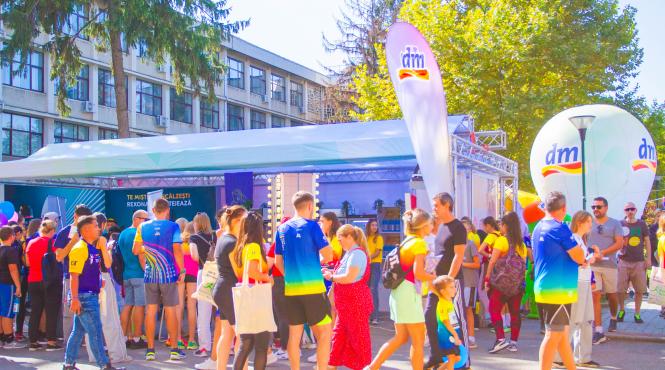 alergare si solidaritate la uvt liberty marathon dm romania doneaza peste 1 600 de produse pentru combaterea saraciei menstruale