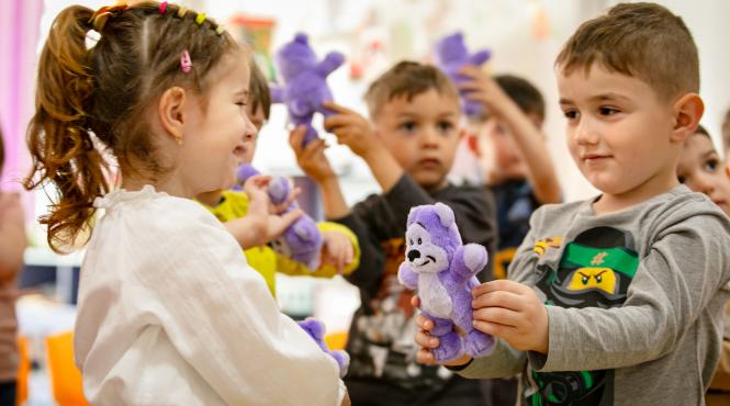 copii parteneri joaca gradinita