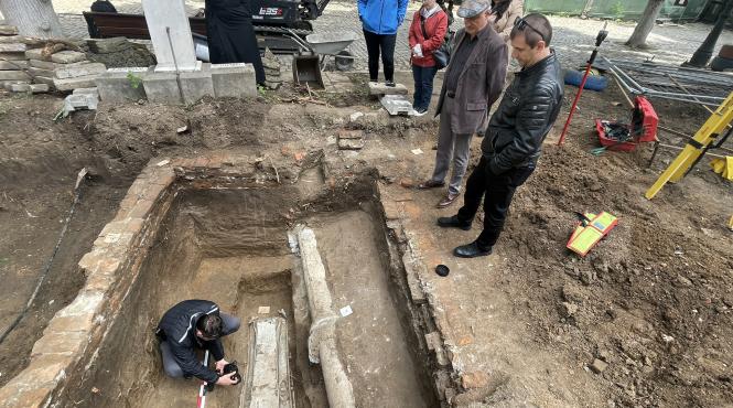 descoperire cutremuratoare in bucuresti sicriul de zinc al unei tinere de 19 ani victima a tuberculozei gasit in curtea bisericii izvorul tamaduirii mavrogheni