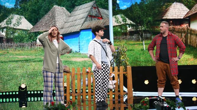 2 distrusi celebrul cuplu de tik tok eri moment savuros pe scena iumor catalin bordea ardeleneza asta e cu totul o alta limba