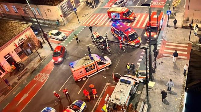 accident grav intre o ambulanta un autoturism si un autobuz in centrul orasului cluj napoca pacienta a ramas blocata