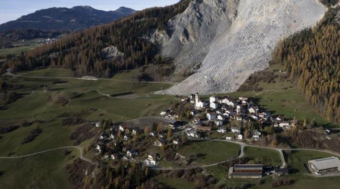 sat evacuat alunecari masive teren