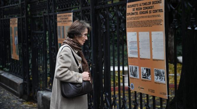 bucurestiul prin lentila istoriei expozitia foto documentara bucurestii ultimelor decenii de regim comunist diplomatie cenzura si control deschisa la biblioteca metropolitana bucuresti