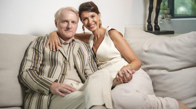 alina chivulescu si richard bovnoczki sot si sotie in cel mai nou serial original semnat ruxandra ion ana mi ai fost scrisa in adn