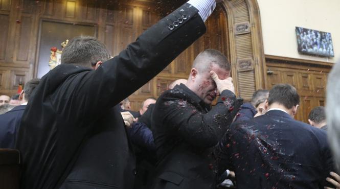 bataie parlamentari serbia prabusire acoperis gara