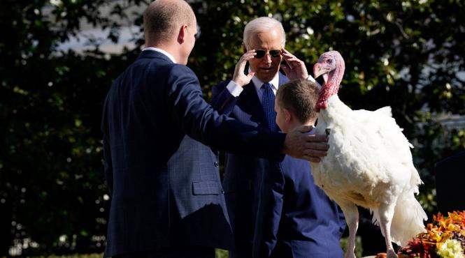 biden gratiere curcani peach blossom casa alba ziua recunostintei