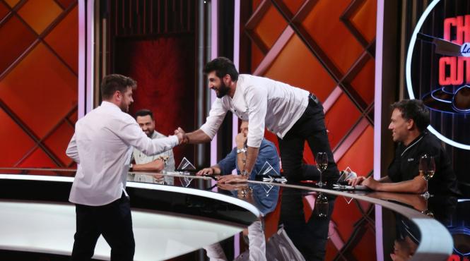 babasha si sora lui bianca le gatesc juratilor diseara la chefi la cutite facem o reinterpretare a unui fel de mancare pe care i l gateam fratelui meu cand era mic