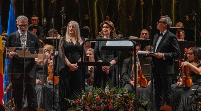 aplauze la scena deschisa la fenice pentru valentina nafornita ruxandra donose stefan pop si orchestra operei nationale bucuresti dirijata de daniel jinga