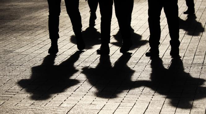 invatator batut picioarele curtea scolii timis pus elev colt