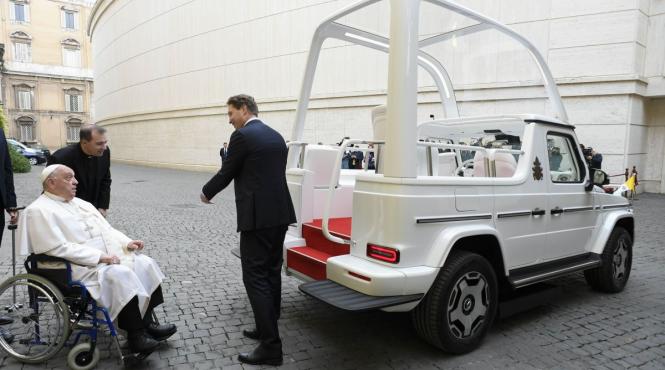 protest papa francisc femei aruncat fata masinii impotriva coride