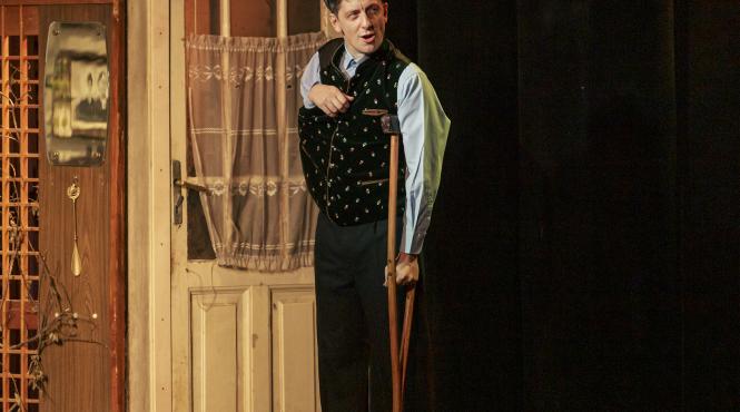 teatrul de comedie prezinta premiera billy schiopul