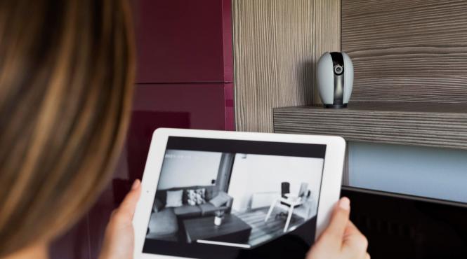 cum sa alegi un serviciu de monitorizare video pentru locuinta ta 5 factori de luat in considerare