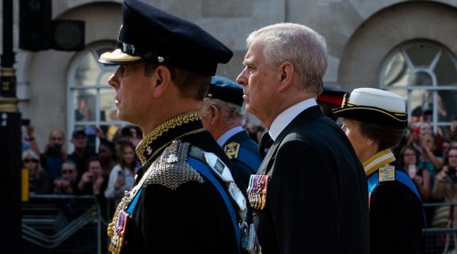 printul andrew exclus masa regala craciun scandal spionaj