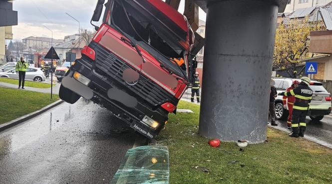 autoutilitara ramas blocata sub pod ramnicu valcea