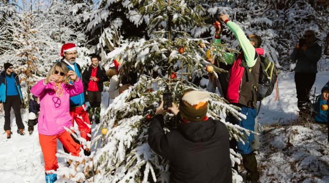 ajunul craciunului brad stramosesc impodobit turisti mere covrigi munti cindrel