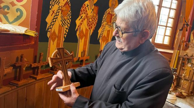 cruci sculptate lemn cires simbol credinta preot roman