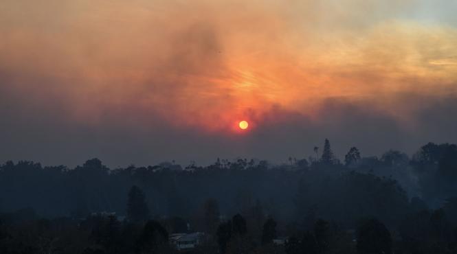 harrison ford escorta casa amenintata incendii los angeles