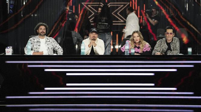 in premiera ntr un talent show tv concurentii x factor au sustinatorii cu ei pe scena