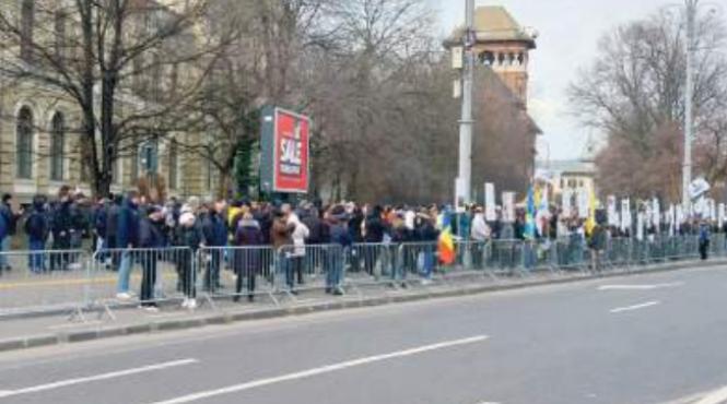 doi barbati retinuti protest piata victoriei