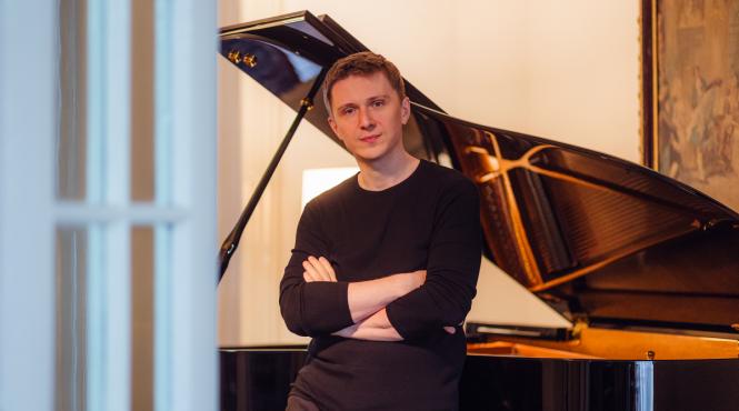 pianistul sergiu tuhutiu interpreteaza chopin la palatul culturii din iasi la 215 ani de la nasterea compozitorului