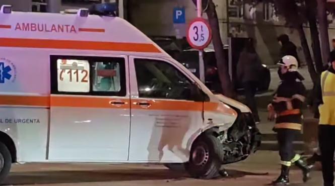 ambulanta implicata intr un accident la suceava