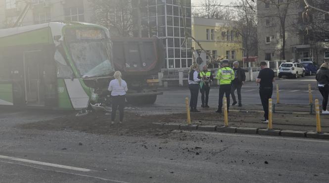 accident tramvai basculanta bd timisoara 15 martie