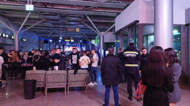 zbor muzical petrecere nocturna inedita in aeroportul sibiu cu politia la usa