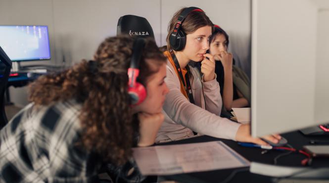 adolescentii din toata tara se pot inscrie in programul let s go digital la tiff 24