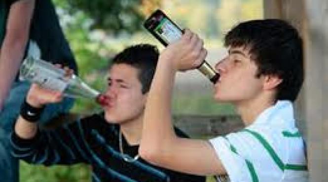 adolescenti alcool psihologi pericol