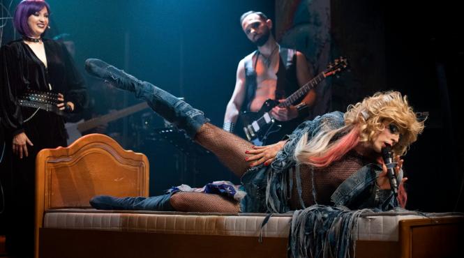 hedwig and the angry inch spectacolul teatrului stela popescu pe 11 aprilie si 4 mai la metropolis