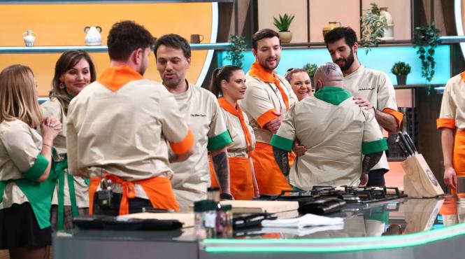 egalitate in primul battle chefi la cutite echipa lui chef orlando a pierdut un om iar o alta concurenta a cedat sub presiunea competitiei