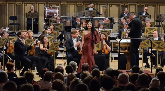 soprana teodora gheorghiu si pianistul sergiu tuhutiu in zambetul muzicii la palatul culturii din iasi