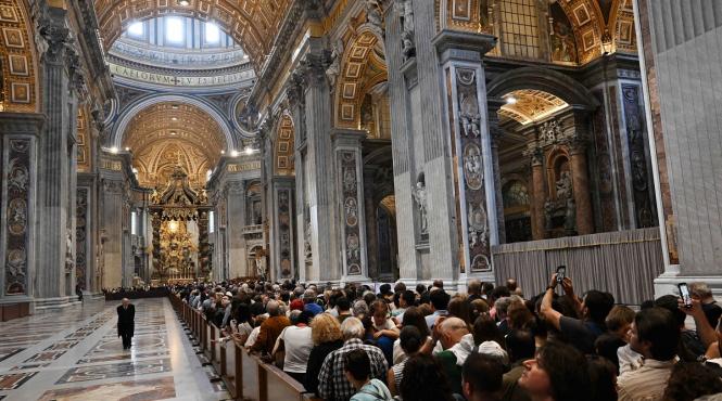 zeci de mii persoane coada trupul papei catedrala sfantul petru