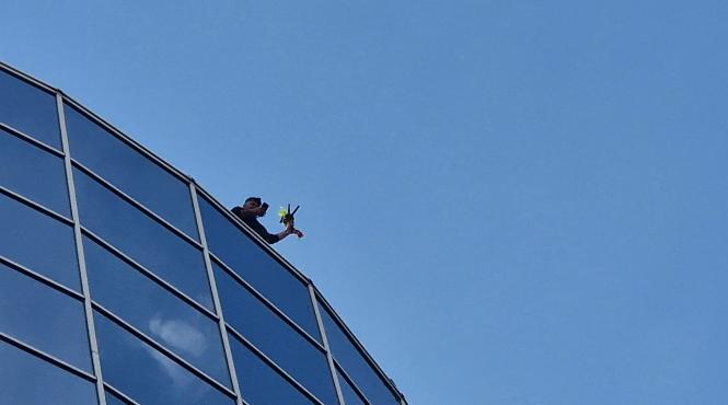 exclusiv un fan al lui calin georgescu ameninta ca se arunca de pe iccj