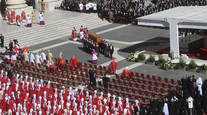 inmormantarea papei francisc participanti cod vestimentar prevazut