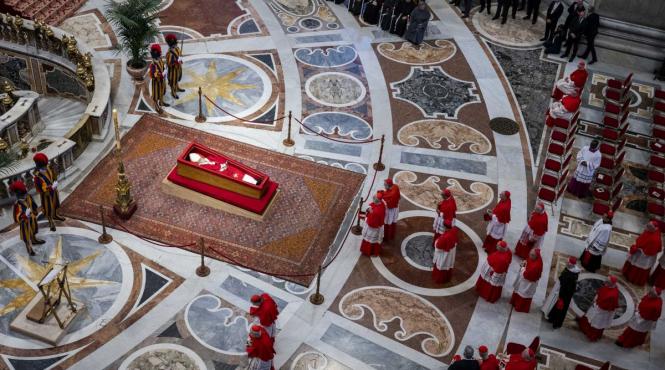medalia vizitei papei francisc romania depusa sicriul sau
