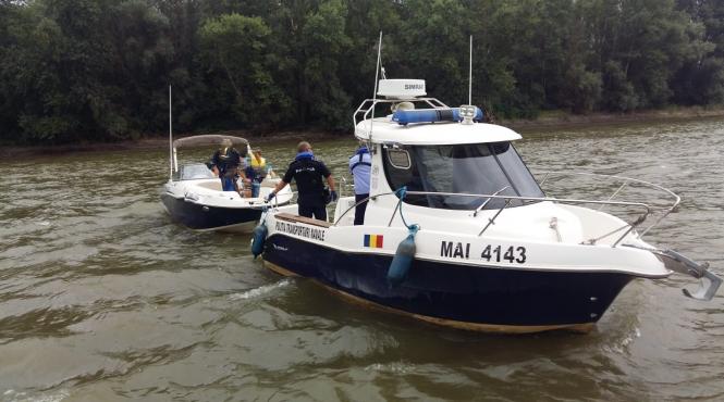 barbat cazut dunare barca rasturnat