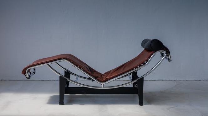 expozitia a home of iconic design aduce la bucuresti unele dintre cele mai emblematice piese de mobilier din istoria contemporana