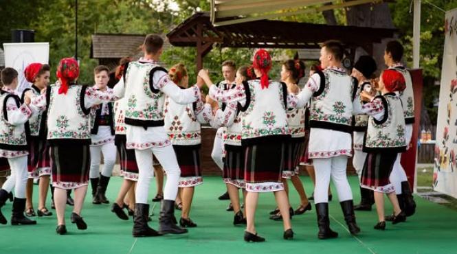 costum popular zi nationala