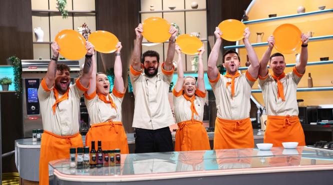 victorie pentru echipa portocalie in editia de ieri chefi la cutite battle ul 13 aduce insa momente grele pentru chef richard risca sa nu si poata conduce echipa