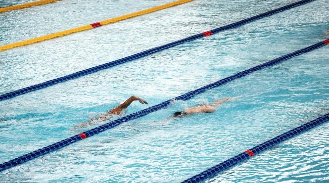 o inotatoare chineza de 12 ani impresioneaza cu performanta de nivel mondial