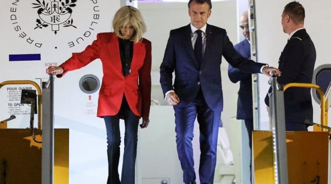 disputa conjugala sotii macron brigitte surprinsa impinge pe presedintele frantei la coborarea din avion