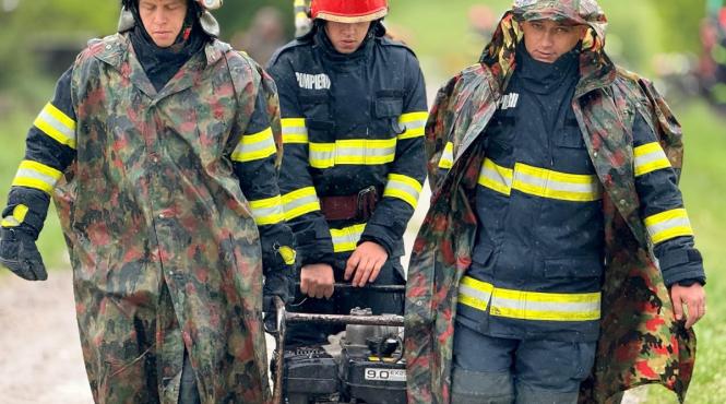 sute persoane evacuate mai multe drumuri cai ferate afectate conditii meteo