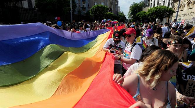 marsul normalitatii si bucharest pride 2025 au adunat mii de oameni in capitala